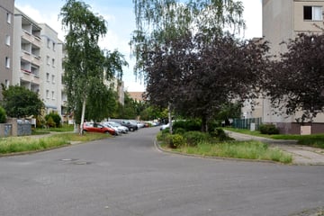 Mutiger Rettungsversuch: 36-Jähriger hört Hilferufe aus Auto in Leipzig und rennt zu Fuß hinterher
