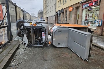 Kehrmaschine kracht in Haltestelle und kippt um: Fahrer verletzt