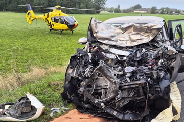Frontal-Crash mit Lastwagen: Autofahrer per Hubschrauber in Klinik geflogen