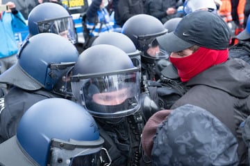 Dresden: Demos in Dresden: "Neonazis den Weg freigeprügelt" - Aktivisten kritisieren Polizei