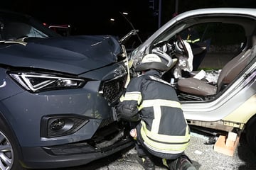 Heftiger Frontalcrash in Hamburg: Eine Person in Auto eingeklemmt