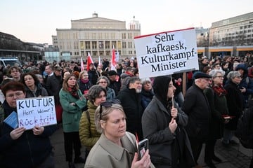 Mit prominenter Unterstützerin: Hunderte Menschen protestieren vor Buchmesse-Festakt gegen Weimer
