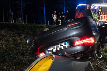 Betrunkener Fahrer kommt von der Straße ab: BMW schleudert in Wald