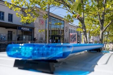 Dramatische Szenen an Bahnhof: Frau mit Messer angegriffen und getötet, Polizei nimmt Mann fest