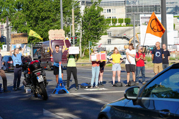 Dresden: Klima-Protest in Dresden: 14 Aktivisten blockieren erneut St. Petersburger Straße