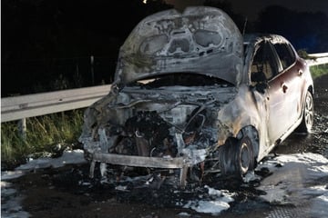 Unfall A9: Auto fängt während Fahrt Feuer: Löscheinsatz sorgt für Sperrung der A9