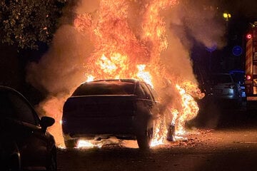 Flammen greifen über: Zwei Autos in Quedlinburg durch Feuer zerstört