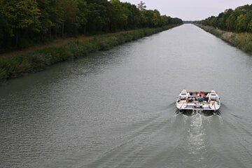 Kran erleidet Defekt: Auto des Schiffsführers versinkt im Mittellandkanal