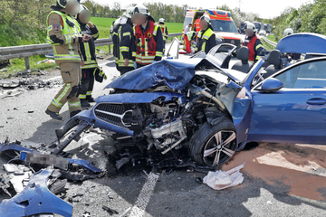 Heftiger Crash an Sachsen-Thüringen-Grenze: Audi und Mercedes knallen frontal zusammen