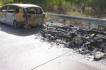 Unfall A9: Auto und Wohnwagen brennen auf A9 komplett aus! Feuerwehr verhindert Waldbrand