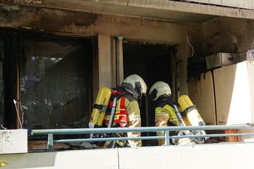 Dresden: Lauter Knall in Prohlis, dann brennt Balkon: Feuerwehr muss Bewohner evakuieren