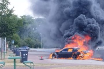 Unfall A1: Riesige Rauchwolke nach BMW-Brand auf Rastplatz