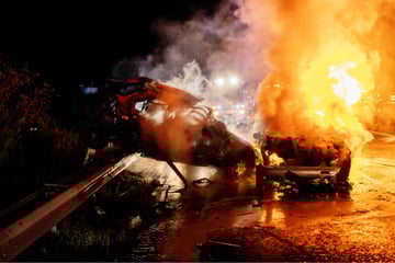 Auto steht nach Unfall in Flammen, für den Fahrer kommt jede Hilfe zu spät