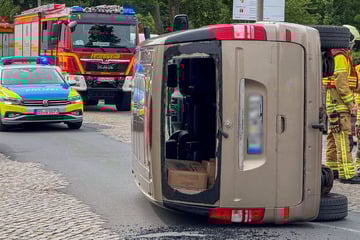 Dresden: Schwerer Unfall vor JVA: Umgekippter Neunsitzer sorgt für Vollsperrung im Dresdner Norden