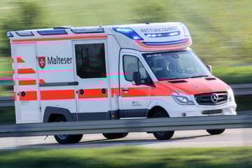 Unfall A96: Bus prallt gegen Brückenpfeiler: Fahrer erleidet schwere Verletzungen