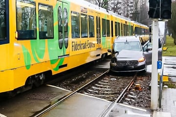 Mercedes-Fahrerin missachtet Verbot und kracht in Stuttgarter Stadtbahn