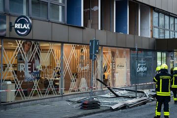 Frankfurt: 30 Quadratmeter große Fensterfront fällt auf Bürgersteig: Fußgängerin verletzt