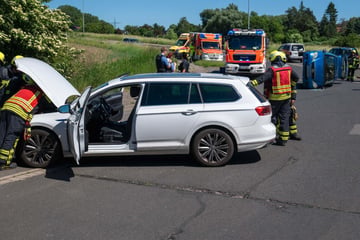 Zwei Verletzte bei Unfall im Leipziger Norden: Mercedes kippt auf die Seite