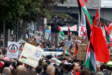 Krawalle bei Pro-Palästina-Demo vor Hamas-Terror-Jahrestag: Demo abgebrochen