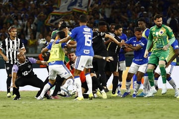 Wüste Szenen! Fußball-Finale endet mit Massenschlägerei, Polizeieinsatz und 23 Roten Karten