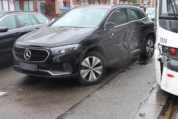 Mercedes kracht nach Fahrfehler gegen Stadtbahn: Vier Verletzte in Mannheim