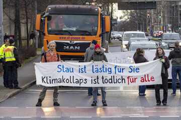 Dresden: Autofahrer müssen warten: Klima-Aktivisten blockieren Kreuzung in Dresden