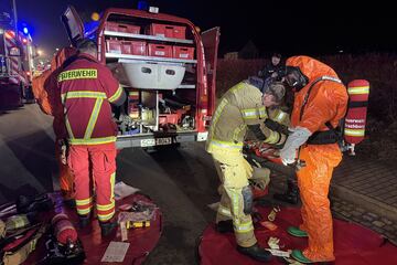 Einbrecher im Haus: Kripo vermutet Explosion, Feuerwehr in Schutzanzügen