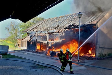 Scheune steht in Vollbrand: 200.000 Euro Schaden