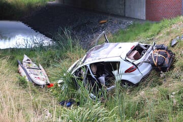 Unfall A20: Diplomatenauto stürzt Böschung auf A20 hinab: Vier Schwerverletzte, darunter zwei Kinder
