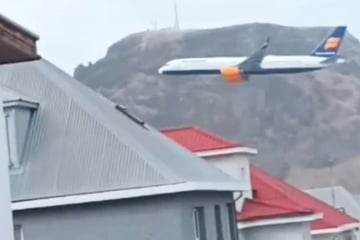 Gefährlicher Tiefflug über Wohngebiet? Pilot sorgt mit Abschiedsgruß für Aufsehen