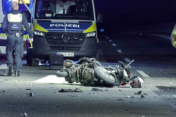 Tödlicher Unfall in Köln: Junger Biker kracht gegen Lkw und stirbt
