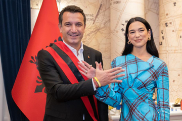 Musikerin Dua Lipa offiziell albanische Staatsbürgerin: "Willkommen im #TeamAlbanien magische Dua"