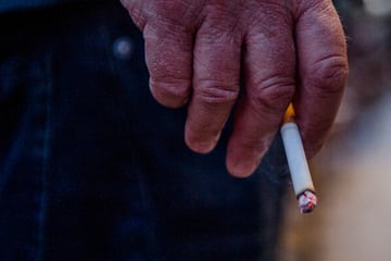 Tödliche Verbrennungen: Mann raucht Zigarette, dann fängt er plötzlich Feuer