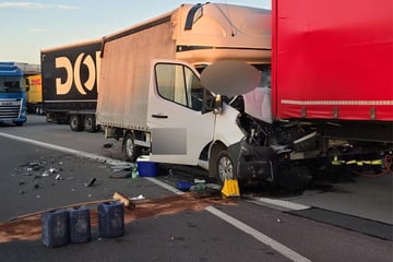 Unfall A9: Schon wieder Unfall auf der A9: Lastwagen krachen am Stauende ineinander