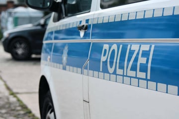 Berlin: Mann schleudert Brandsatz auf Polizeistation: Als die Beamten in seinen Beutel schauen, wird alles klar