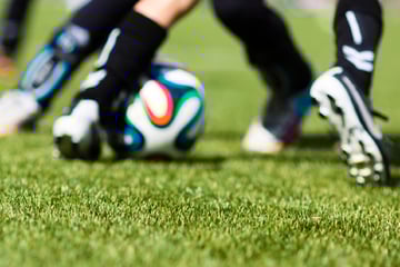 Kinder beim Fußballspielen mit Softair-Waffe bedroht