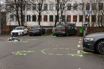 Drama auf Parkplatz: 95-Jährige fährt Mutter und Kind an
