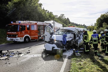 Transporter kracht frontal in Laster: Fahrer schwer verletzt