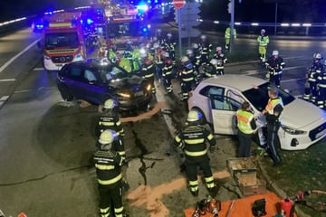 München: Zwei Autos krachen an A95-Ausfahrt zusammen: Frau schwer verletzt