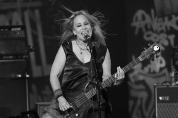 L7-Bassistin Jennifer Finch mit nur 59 Jahren gestorben