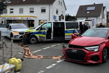 Streifenwagen im Einsatz in schweren Crash mit vier Verletzten verwickelt