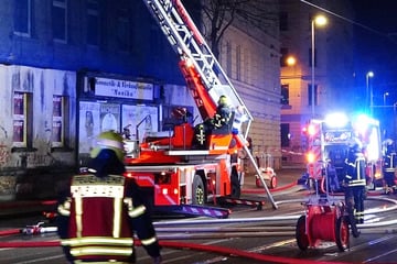 Leipzig: Feuer in Leipzig! Bewohner evakuiert, Mieterin in Klinik