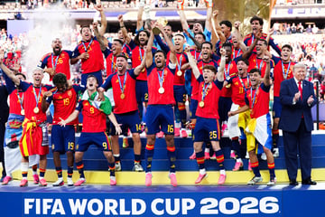 WM 2026 live: Donald Trump sorgt für nächsten Eklat und mogelt sich auf Spaniens Siegerfoto
