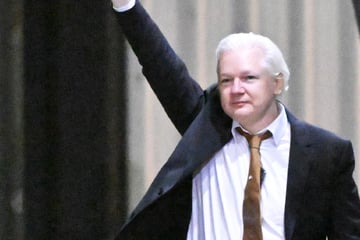 Julian Assange: Ehefrau nach Haft besorgt über Gesundheitszustand!