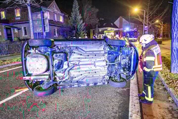 Schwerer Unfall in Pirna: Alkohol-Lenker kippt mit Auto um
