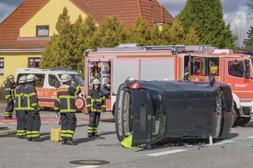 Fahren über Rot endet im Frontalcrash: Auto überschlägt sich