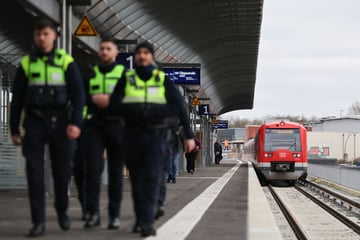 Lebensgefahr: Frau spaziert auf S-Bahngleisen im laufenden Bahnverkehr