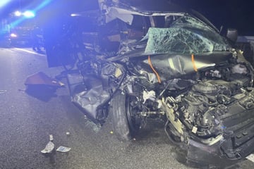 Unfall A4: Sperrung auf A4: Sekundenschlaf sorgt für Unfall mit Lkw