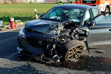 26-Jähriger gerät in Gegenverkehr: Frau (†60) stirbt an Unfallstelle