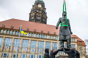 Dresden: Rechtzeitig zum Gedenken an Kriegszerstörung: Trümmerfrau zurück am Dresdner Rathaus